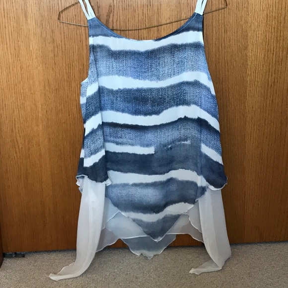 Ladies loose fitting top  with spaghetti straps. Size 6. - Picture 2 of 3